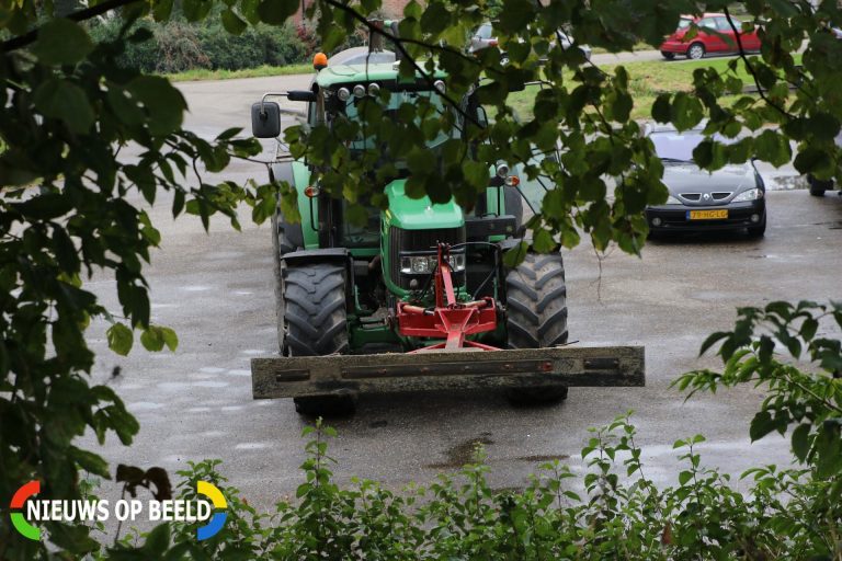 Flinke schade na aanrijding tussen een Jeep en een tractor N446 Woubrugge