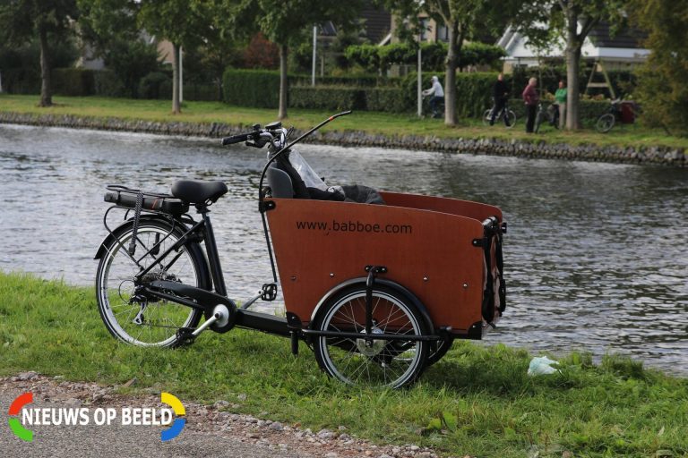Bakfiets te water na eenzijdig ongeval Oostvlietweg Leidschendam