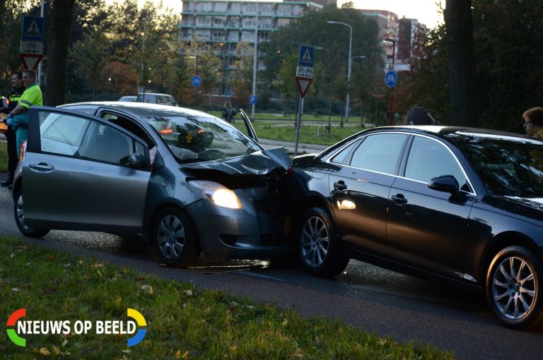 Flinke schade bij aanrijding tussen twee personenauto’s Meerzichtlaan Zoetermeer