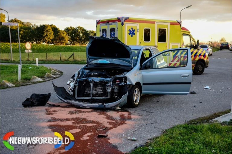 Auto’s zwaar beschadigd na aanrijding Zuider Carnissenweg Barendrecht