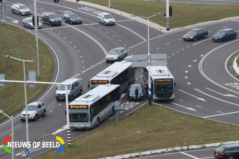 Blikschade bij aanrijding tussen personenauto en stadsbus Capelseplein Capelle aan den IJssel