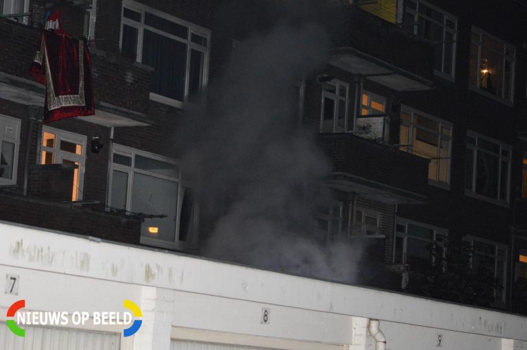 Brandweer blust brand bij schuur Pleinweg Rotterdam