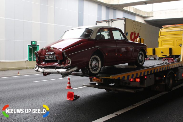 Oldtimer betrokken bij kop-staart botsing Rijksweg A4 R 32,0 Leiden