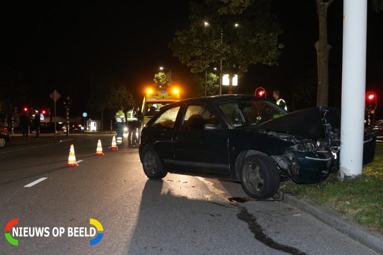 Bestuurder vlucht na rammen verkeerspaal Churchilllaan Leiden