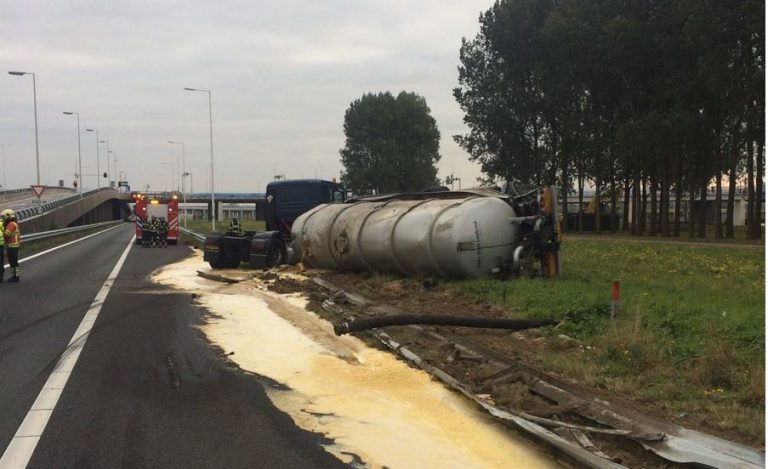 Veel schade na gekantelde vrachtwagen A15 Rotterdam