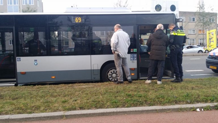 RET-controleur in rug getrapt door reiziger Waalhaven Rotterdam