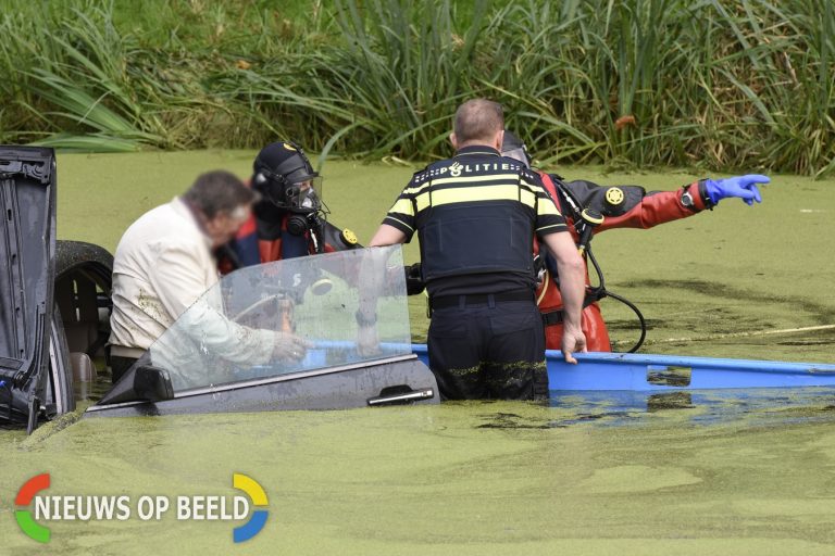 Man uit te water geraakte auto gered na bizar ongeval President Wilsonweg Rotterdam