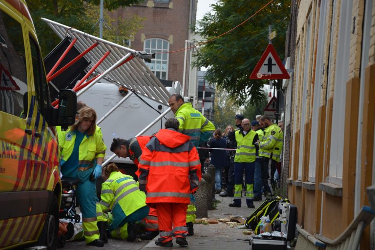 Man zwaargewond door aanrijding veegwagen met steiger rijdt Vlamingstraat Gouda