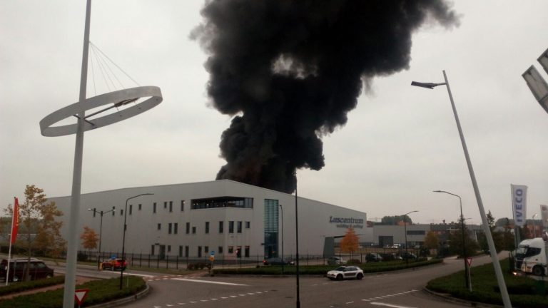 Uitslaande brand verwoest bedrijfsloods Nieuwland Parc Alblassedam