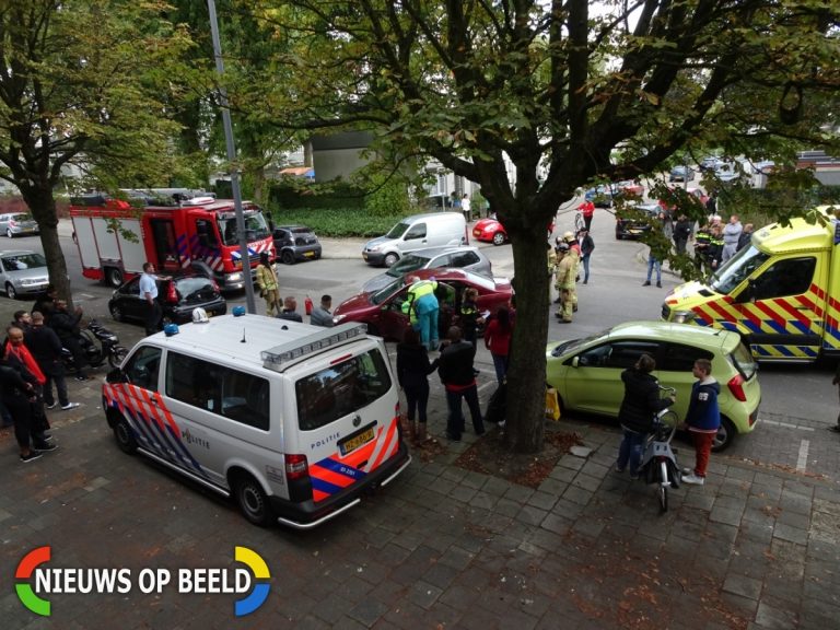 Gewonde na aanrijding tussen twee auto’s Huniadijk Rotterdam