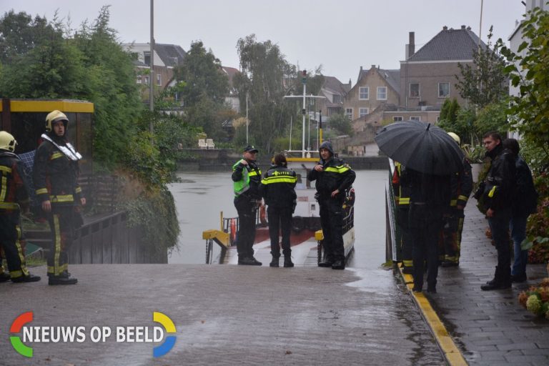 Auto verdwijnt onder water door foutje bij veerpont Moordrecht – Gouderak