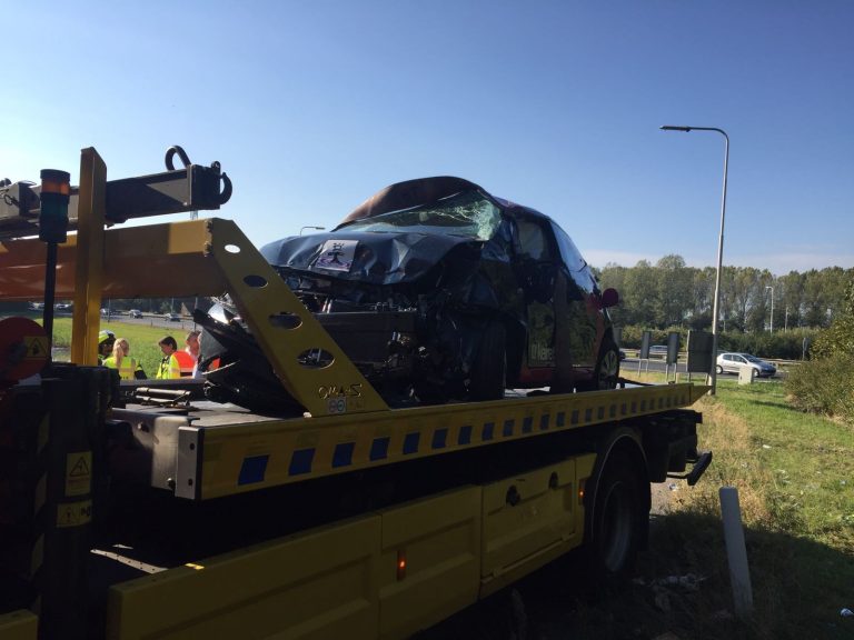 Man rijdt zonder rijbewijs met auto van talud afrit A20 Nieuwerkerk aan den IJssel