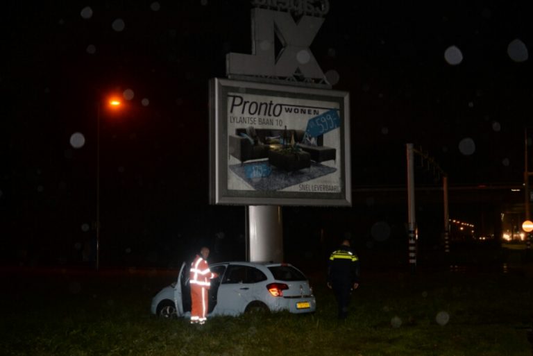Auto tegen paal na aanrijding Capelseweg afrit A20 Capelle aan den IJssel