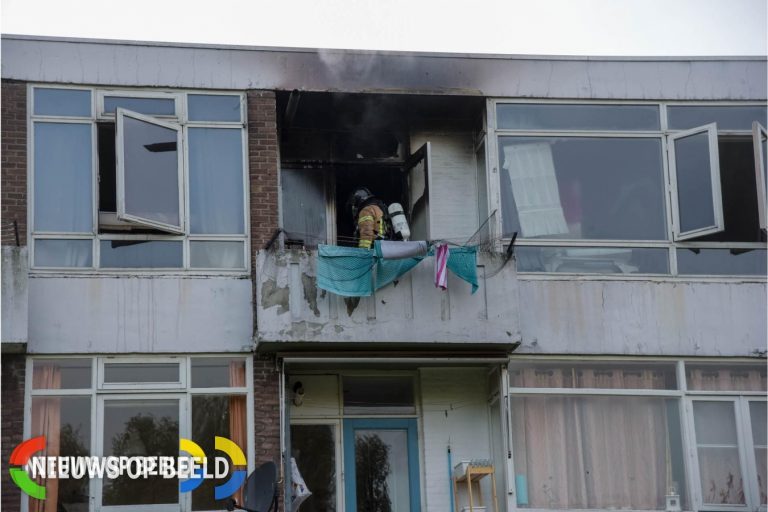 Brandweer blust flinke brand in keuken Ellewoutsdijkstraat Rotterdam