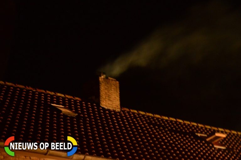 Brandweer blust schoorsteenbrand Prinses Irenestraat Bunschoten