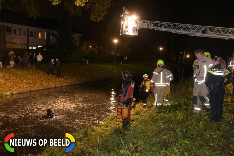 Zoekactie na vondst scootmobiel in sloot Reef Rotterdam