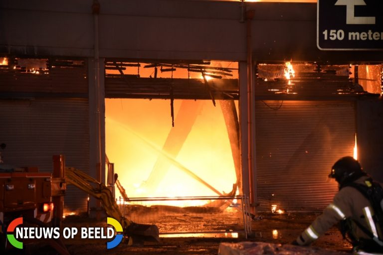 Veel rookontwikkeling bij uitslaande bedrijfsbrand Nieuwpoortweg Schiedam