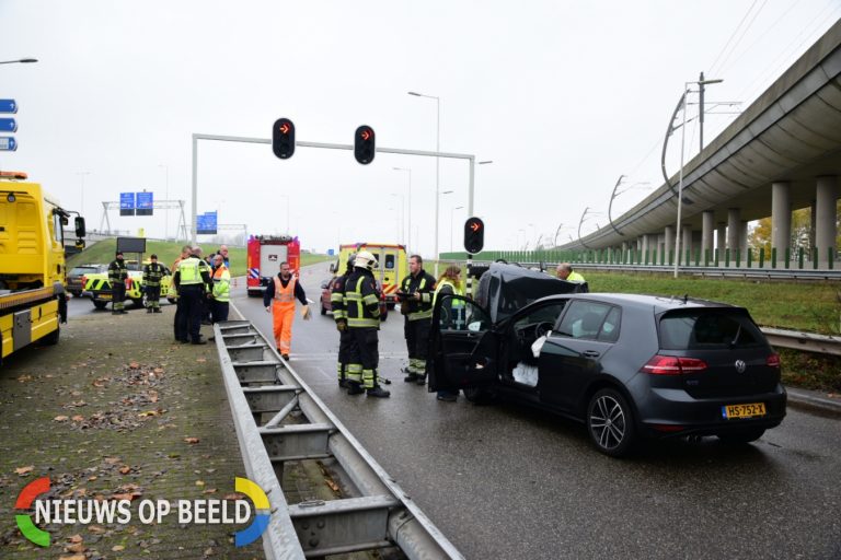 Auto op zijn kant na aanrijding Groene Kruisweg Rotterdam