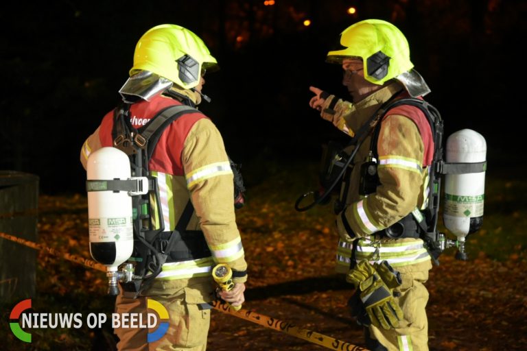 Brandweer blust in brand staande loods Vlasstraat Ridderkerk