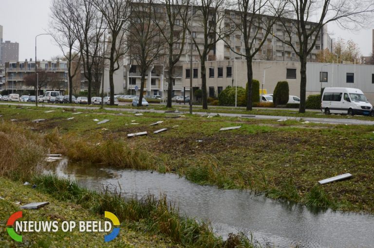 Brandweer sluit weg af na vallande platen van sloopflat Du Meelaan Zoetermeer