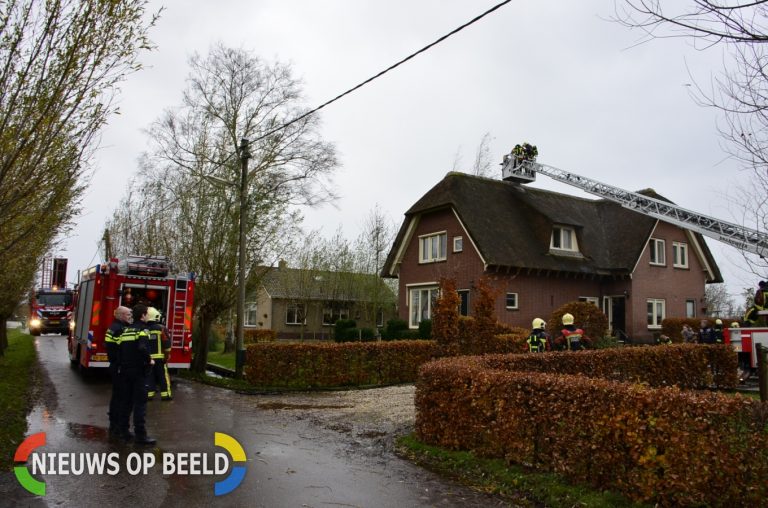 Middelbrand in woning met rietenkap Achterbroek Berkenwoude