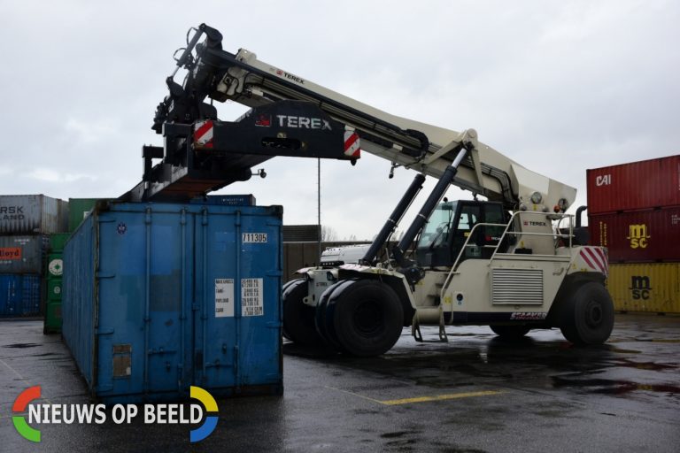 Zeecontainers omgewaaid door harde wind Dienstenstraat Rhoon