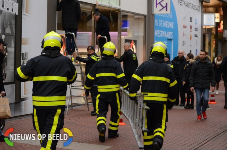 Gevelplaten vallen van winkel Westwaarts Zoetermeer