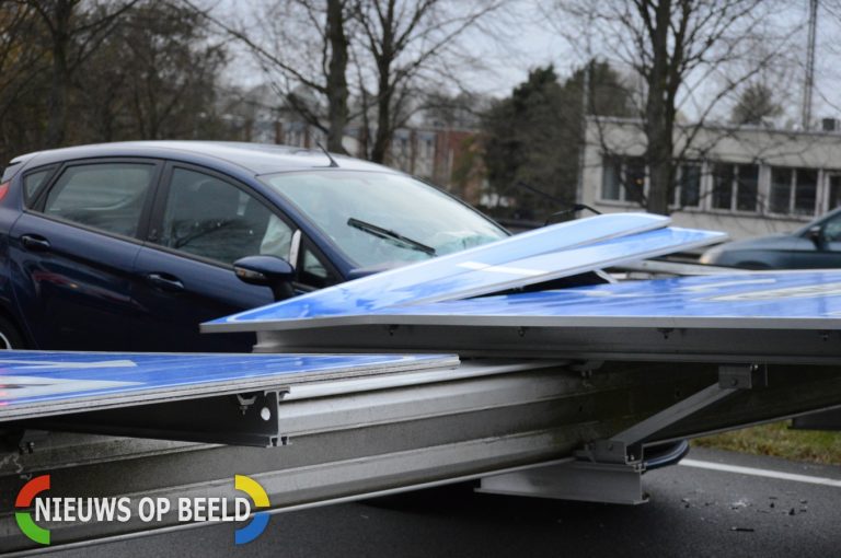 Verkeersportaal valt op auto, inzittenden ontsnappen aan dood Oostweg Zoetermeer