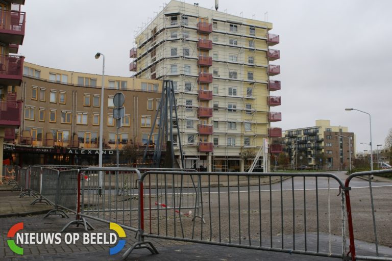 Omgeving flat groots afgezet wegens loszittende steigeronderdelen Alexandrine Tinneplein Leiden