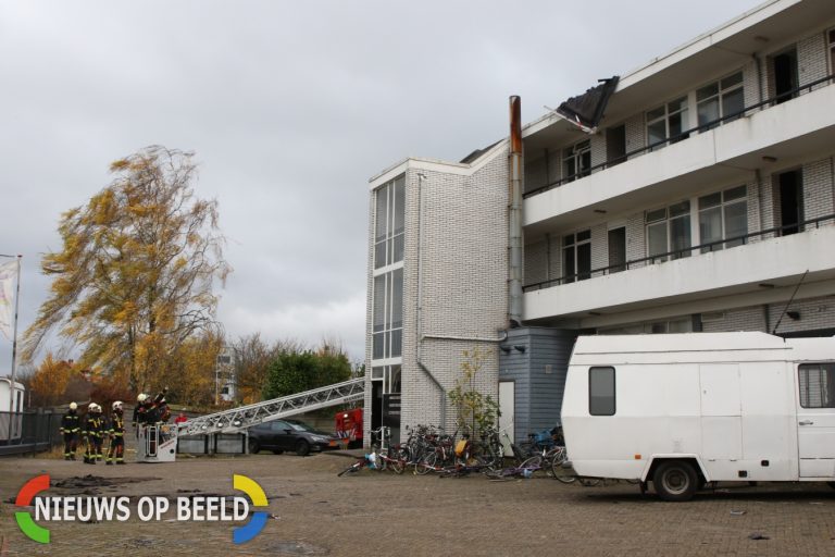Brandweer gealarmeerd voor loshangend dakdeel Hoge Rijndijk Leiden