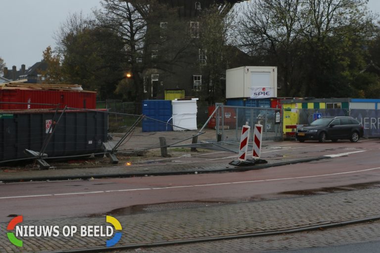 Storm wint van beveiligingshekken bouwterrein Molen de Valk Molenwerf Leiden