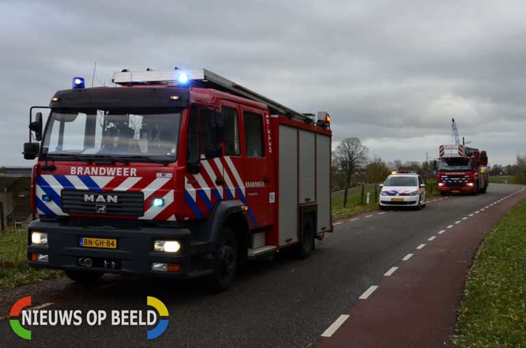 Elektriciteitskabels breken af door afvallende tak Lekdijk West Bergambacht