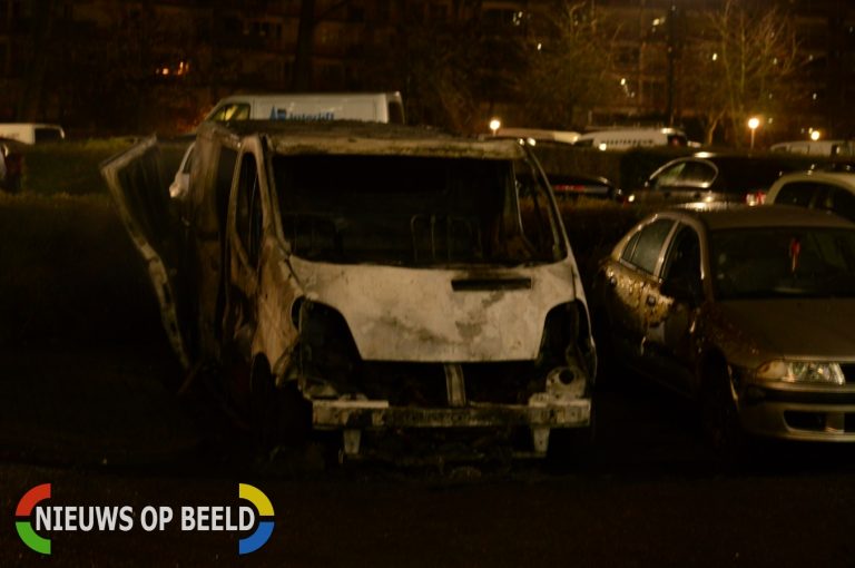 Busje verwoest na brand Kadoelerbos Zoetermeer