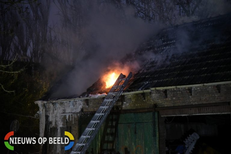 Uitslaande brand in schuur Welhoeksedijk Hoogvliet