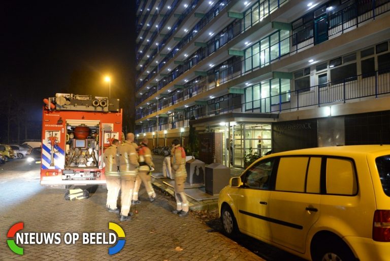 Brandweer rukt uit voor mogelijke brand in flat Vinckenbrinckstraat Rotterdam