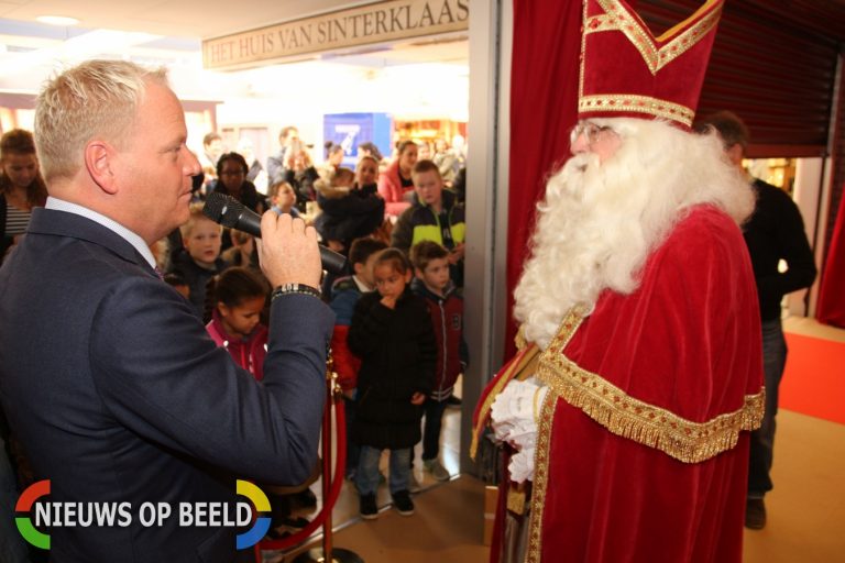 Sinterklaas en Wethouder Eric Faassen opende het sinterklaashuis in winkelcentrum Koperwiek Capelle