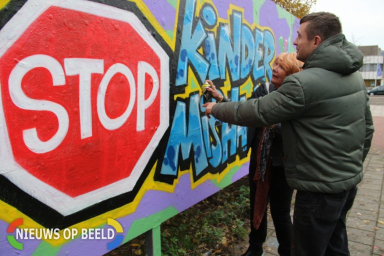Wethouder Ans Hartnagel gemeente Capelle presenteert graffitiwall tegen kindermishandeling