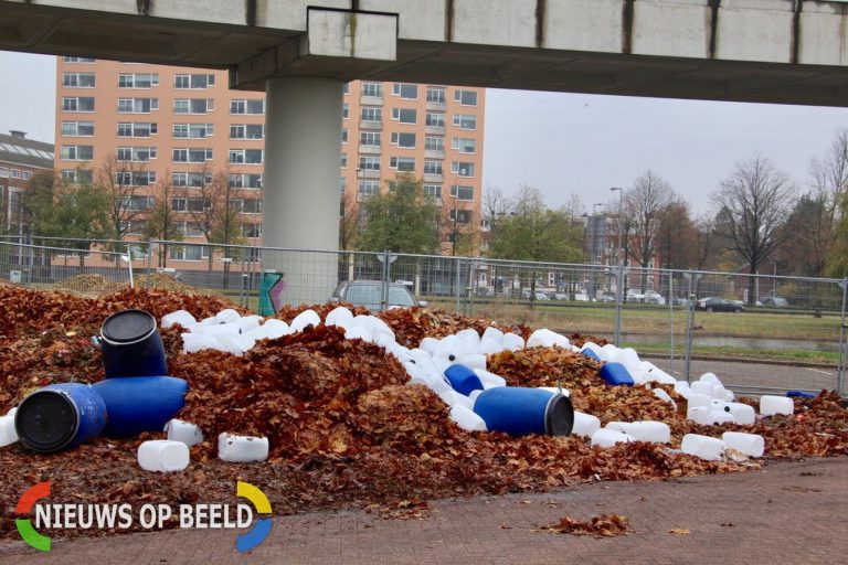 Politie onderzoekt groot aantal gedumpte jerrycans Laanslootseweg Rotterdam