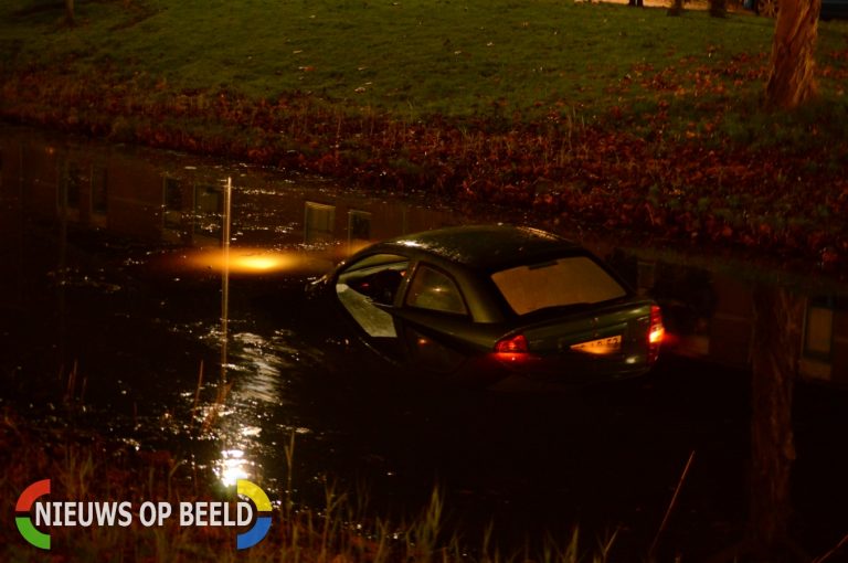 Bestuurder raakt met auto te water Paletsingel Zoetermeer