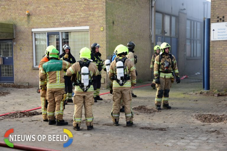 Meerdere dieren gered bij grote brand in bedrijfspand James Wattweg Vlaardingen