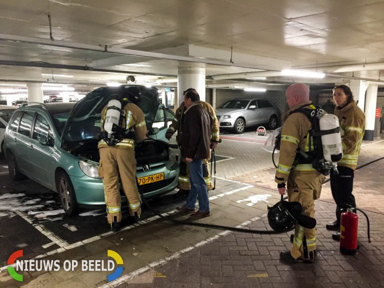 Autobrand in parkeergarage bij Alexandrium Watermanweg Rotterdam