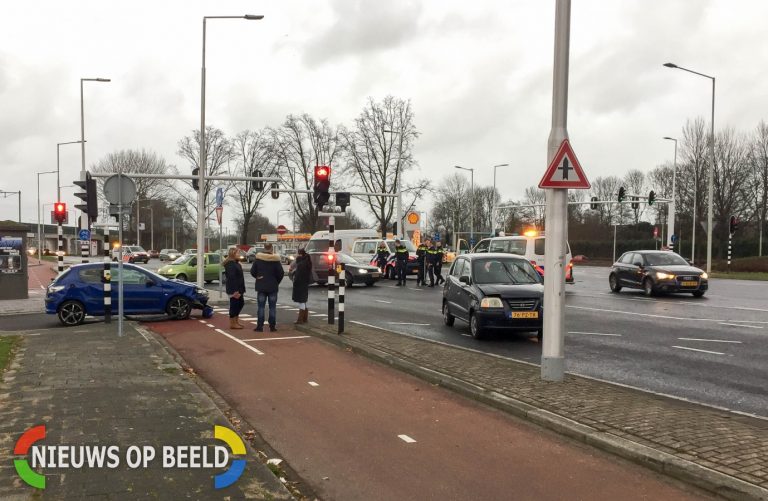 Forse schade na ongeval op kruising Hoofdweg Capelle aan den IJssel