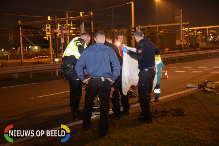 Fietser raakt gewond na botsing met personenauto Vondelingenweg Rotterdam