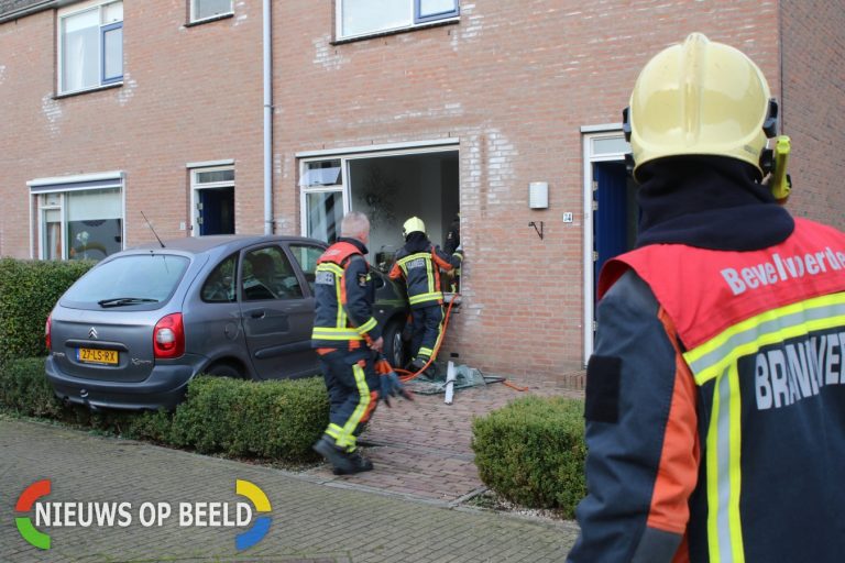 Auto ramt gevel van woonhuis Buitenweg Rijpwetering
