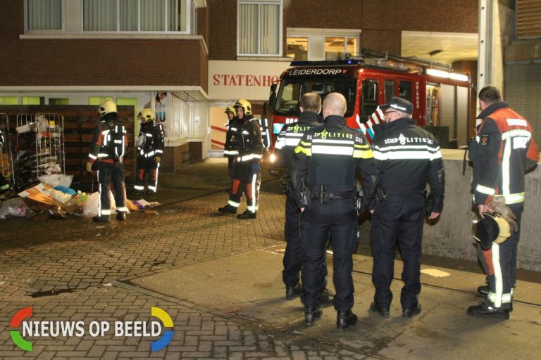 Karren met karton in brand Winkelhof Leiderdorp