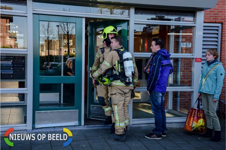 Alerte buurman belt brandweer na rook uit woning Jan van Almondestraat Poortugaal