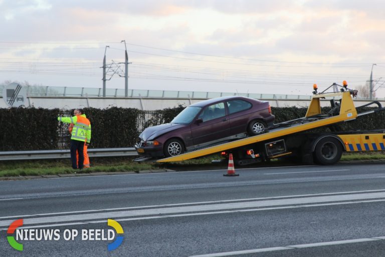 Auto belandt tegen vangrail Rijksweg A4 Roelofarendsveen