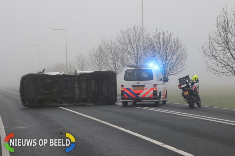 Busje op zijn kant na botsing met personenauto Europaweg – N206 Leiden