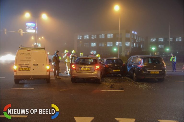 Brandweer bevrijdt vrouw uit auto na aanrijding Groenekruisweg Rhoon