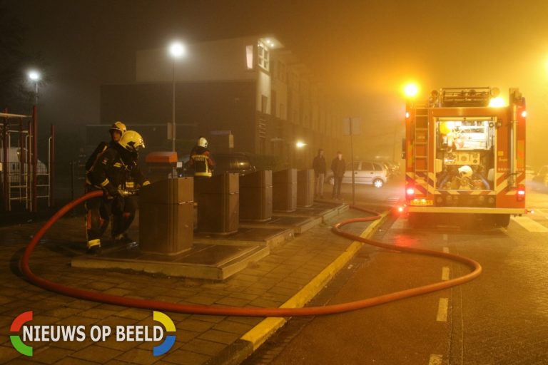 Brandweer blust brandende ondergrondse papiercontainer Schildwacht Leiderdorp